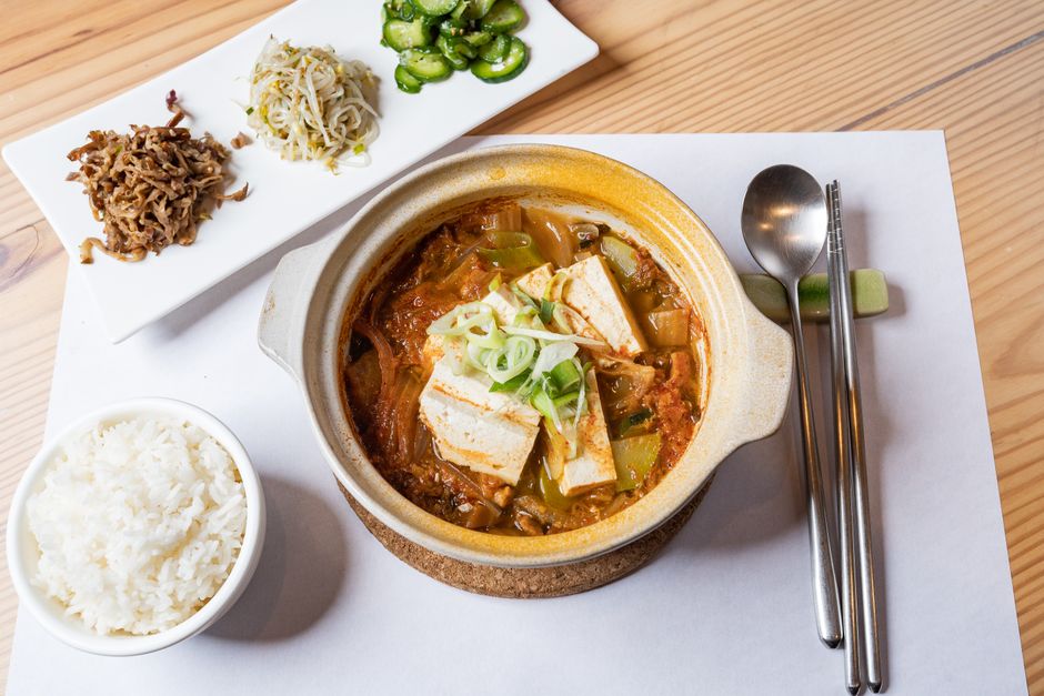 두부찌개와 밥을 함께 차린 한 상