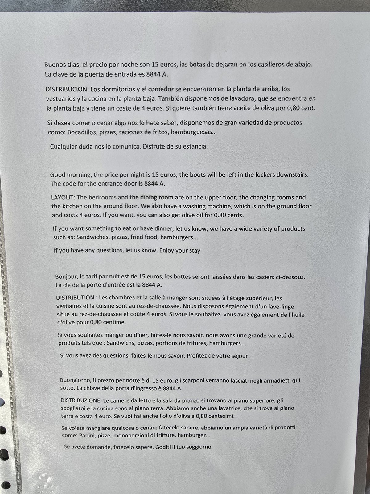 알베르게 문에 붙은 흰 종이 안내문. 같은 내용이 스페인어, 영어, 프랑스어, 이탈리아어로 네 번 반복해 인쇄돼 있다
