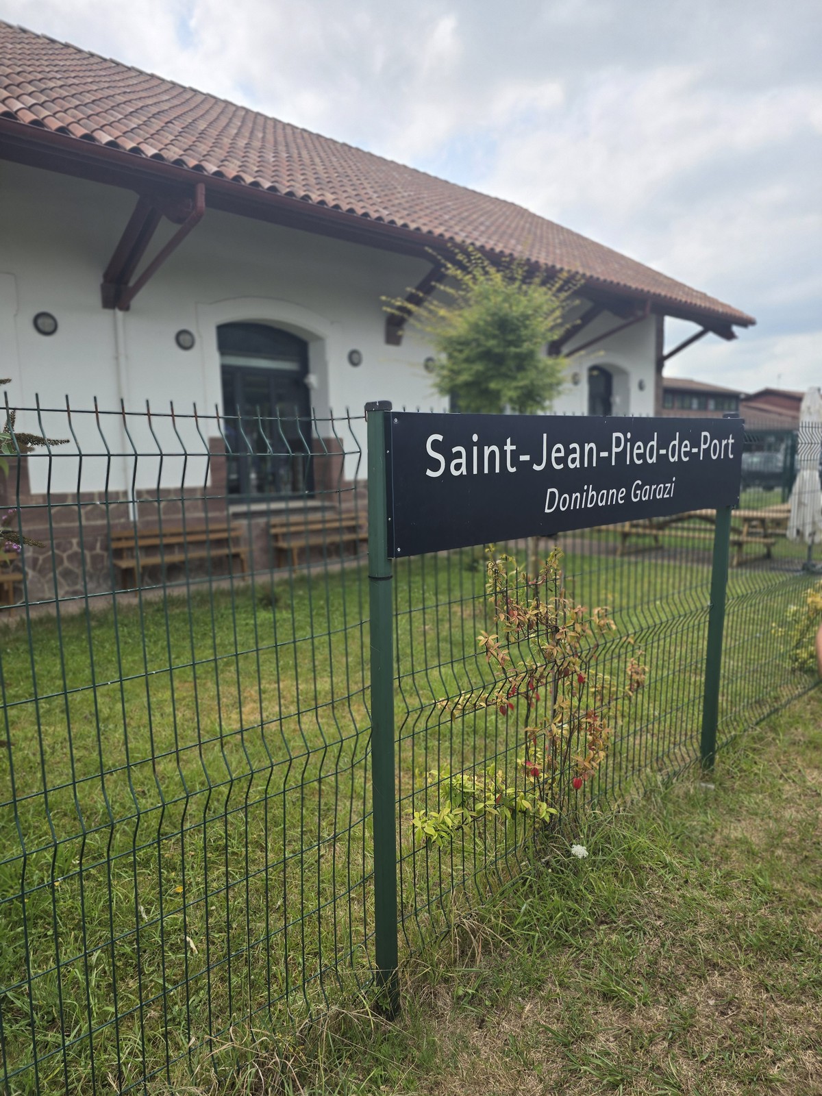 Saint-Jean-Pied-de-Port / Donibane Garazi 라고 적힌 역 표지판