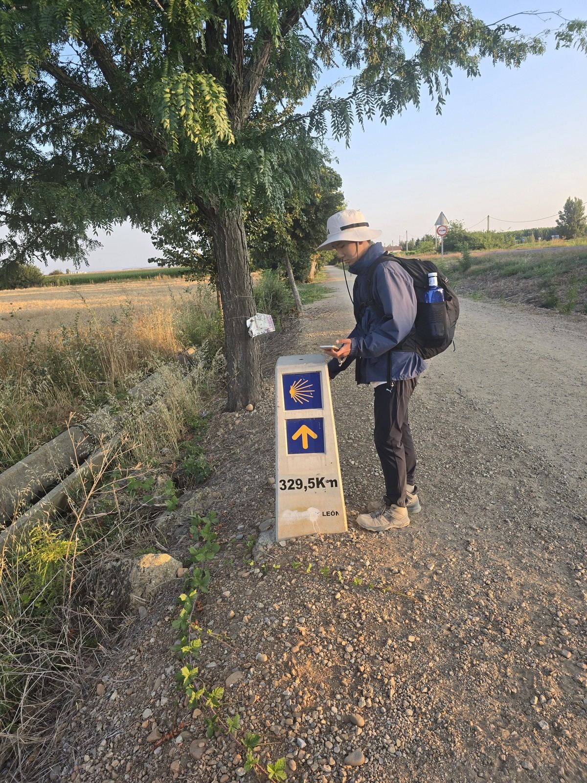 나무 그늘 아래 표석에 329.5 Km 라고 새겨져 있다