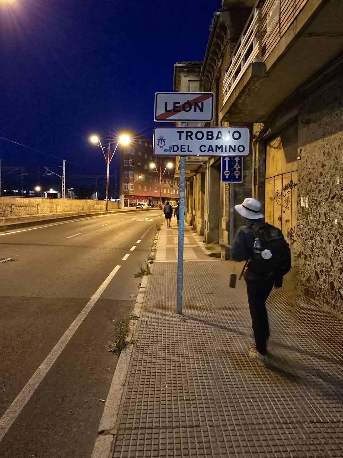 도로변 표지판에 LEÓN TROBAJO DEL CAMINO 라고 적혀 있다. 여명이 밝아 온다