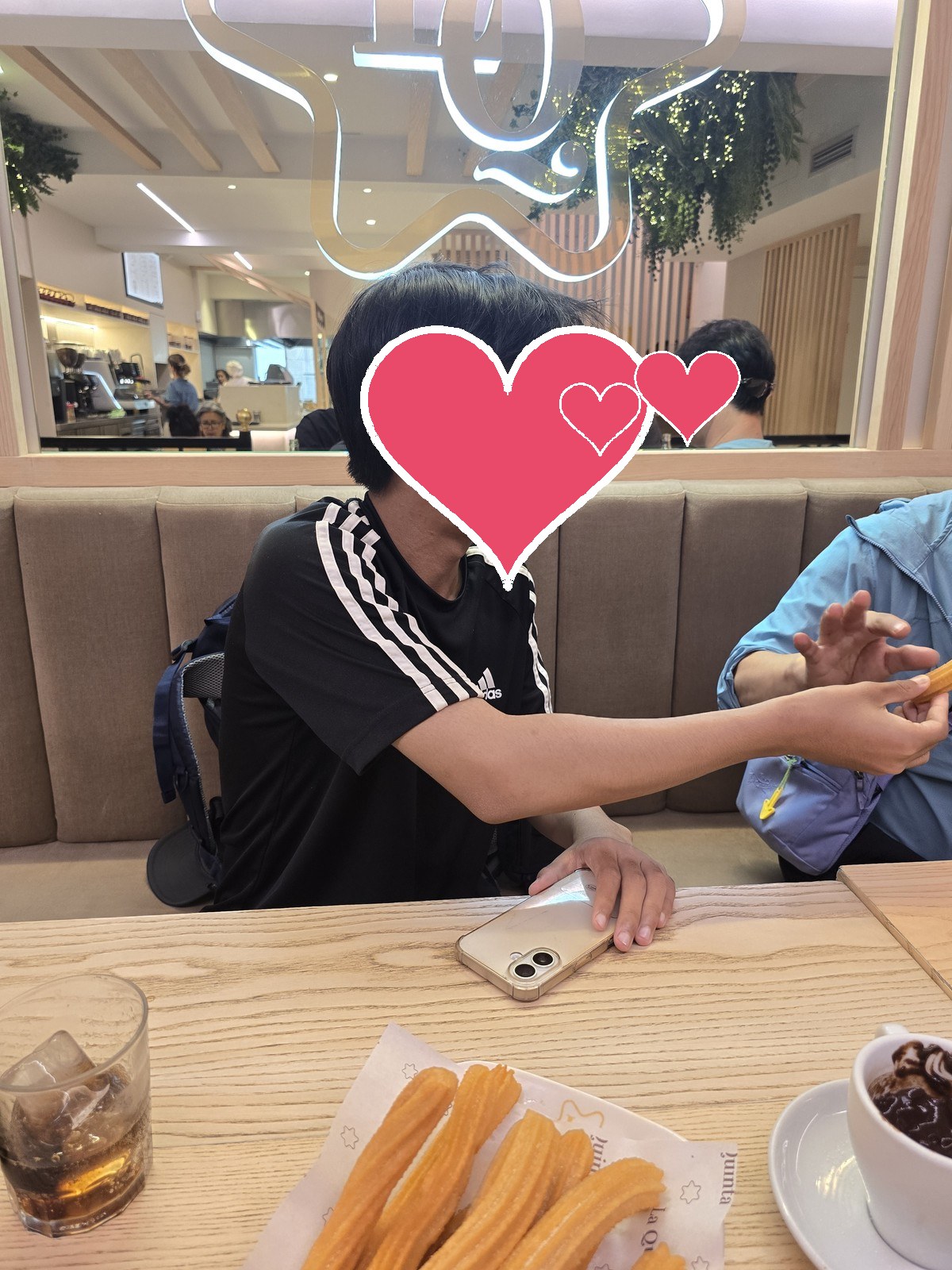 카페 테이블에 추로스와 초콜라테, 아이스커피가 놓여 있다
