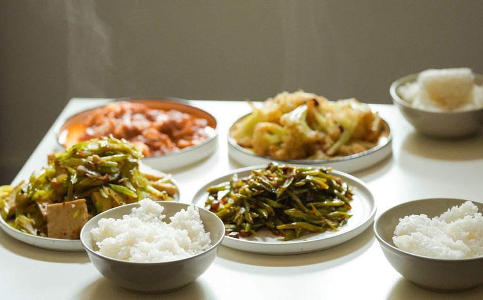밥과 국, 여러 가지 반찬이 차려진 가정의 식탁