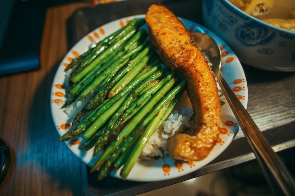 채소와 생선 반찬이 차려진 가정식 식탁.